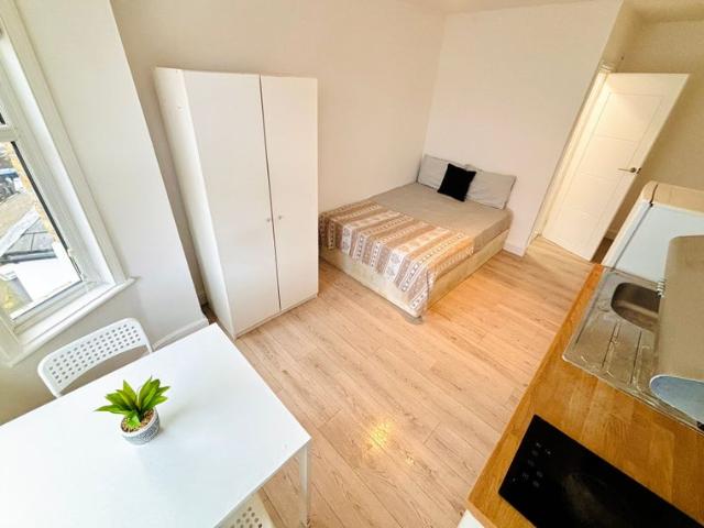 Studio for rent in Dollis Hill, Greater London