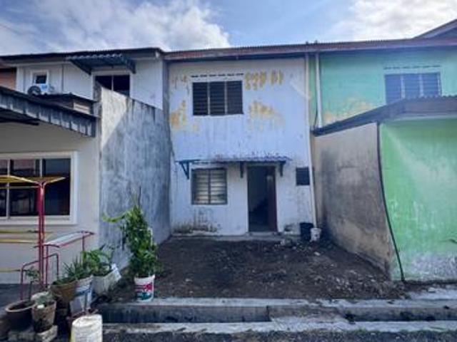 Terraced House for sale in Malaka
