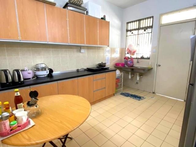 Room for rent in Petaling, Alam Impian