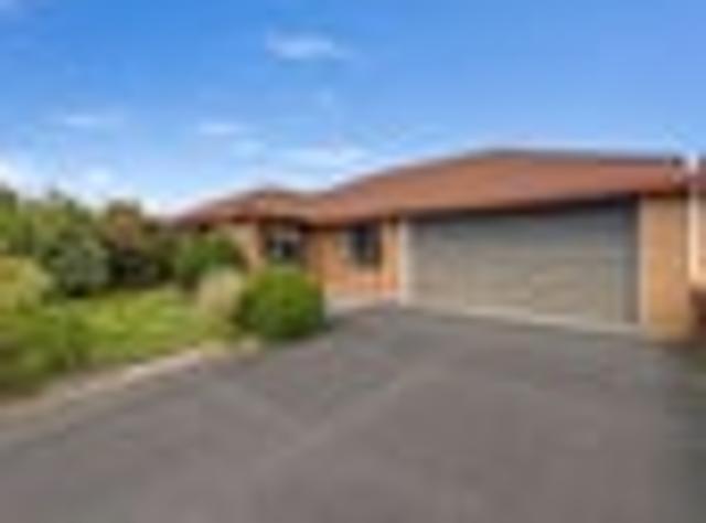 Townhouse for sale in Chaslands, Canterbury