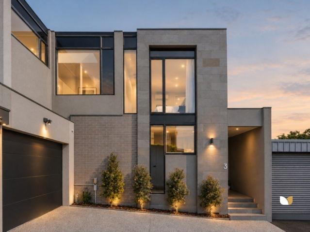 Townhouse for sale in Aberfeldie, Melbourne
