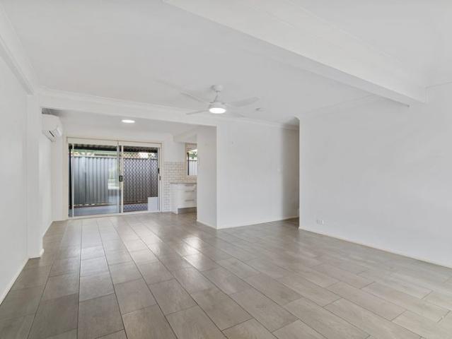 Townhouse for rent in Elanora, Gold Coast City