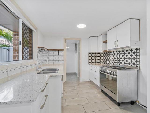 Townhouse for rent in Elanora, Gold Coast City