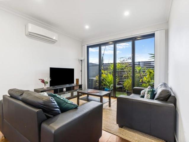 Townhouse for rent in Oak Park, Melbourne