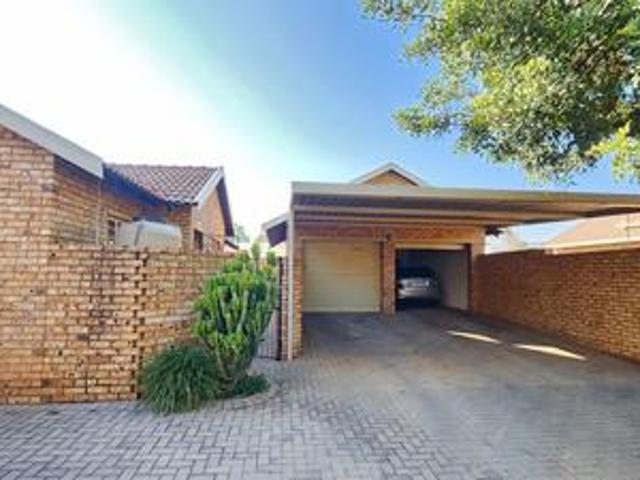 Townhouse for sale in Waterkloof, Gauteng