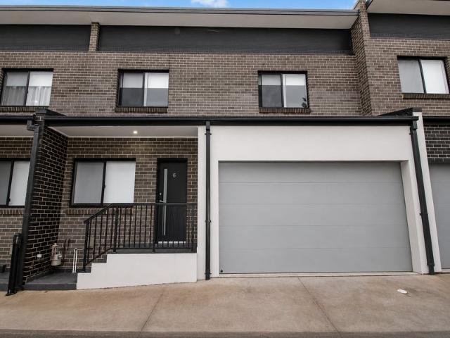Townhouse for rent in Sydney, New South Wales