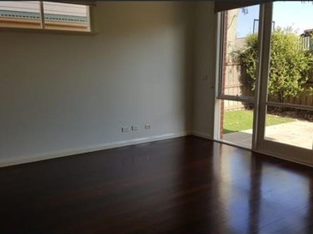 Townhouse for rent in South Kingsville, Melbourne