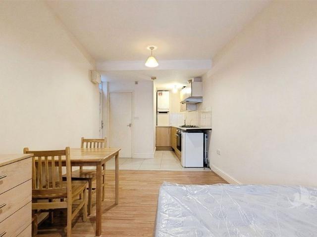 Studio for rent in London Borough of Croydon, Greater London
