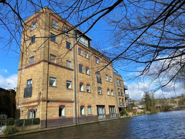 Apartment for rent in Ashlyns Estate, Pouchen End