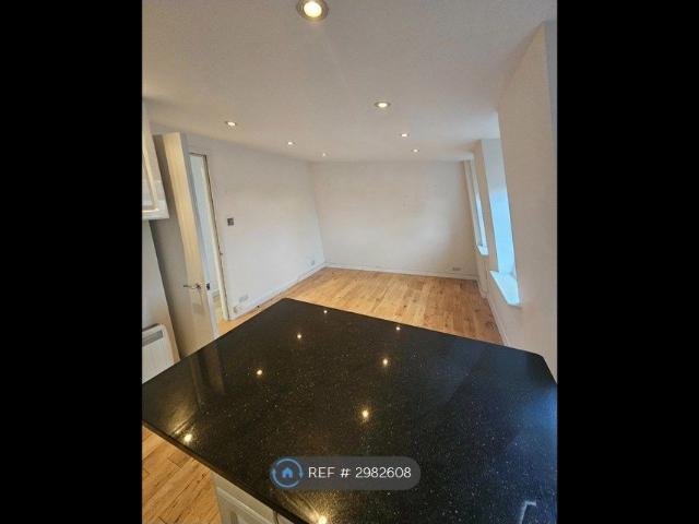 Apartment for rent in North Sheen, Greater London
