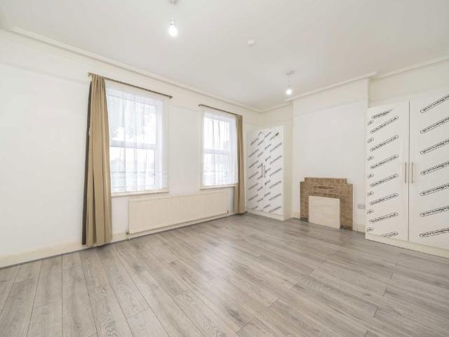 Apartment for rent in North Sheen, Greater London