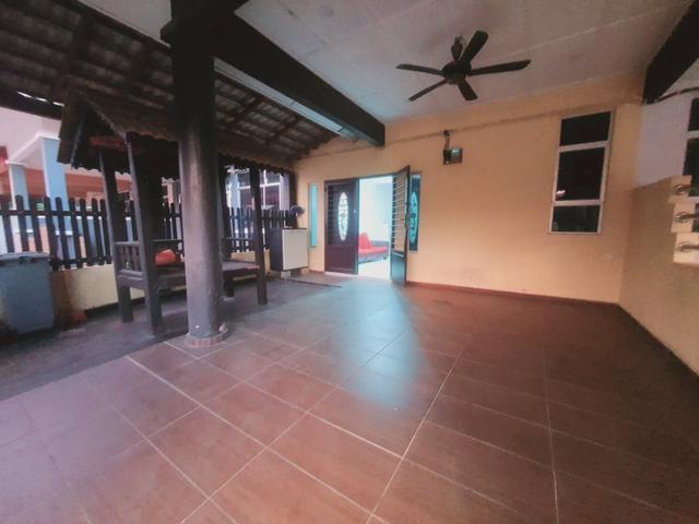 Terraced House for sale in Malaka