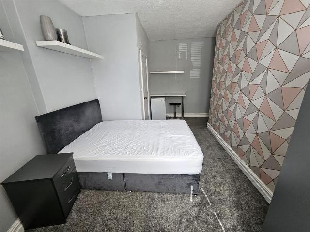 Room for rent in Moses Gate, Lee Bank