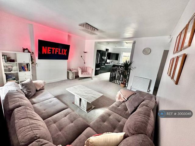 Apartment for rent in Deeplish, Burnedge