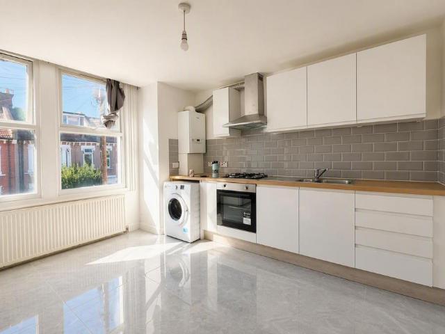 Apartment for rent in Furzedown, Greater London
