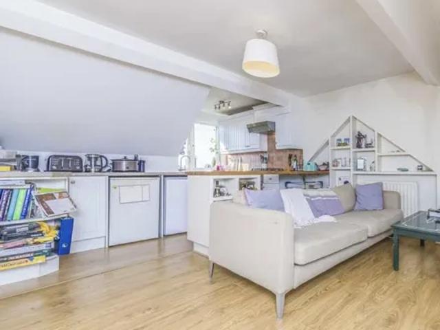Apartment for rent in Furzedown, Greater London