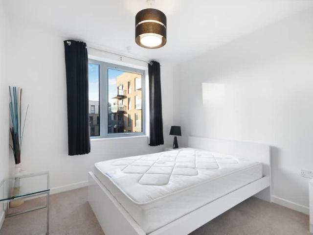 Apartment for rent in Poplar Grove, Greater London
