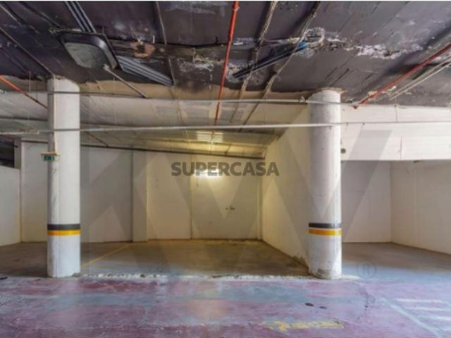 Garagem venda em Albufeira e Olhos de Água, Albufeira