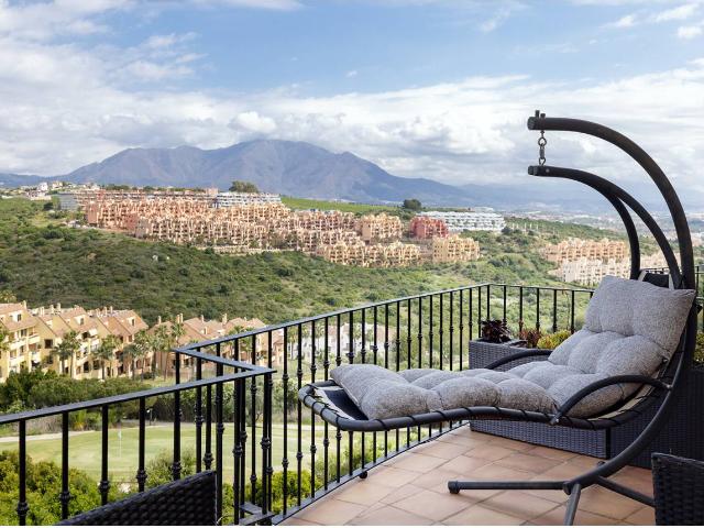 Dúplex en venta en Castillo de la Duquesa, Costa del Sol Occidental