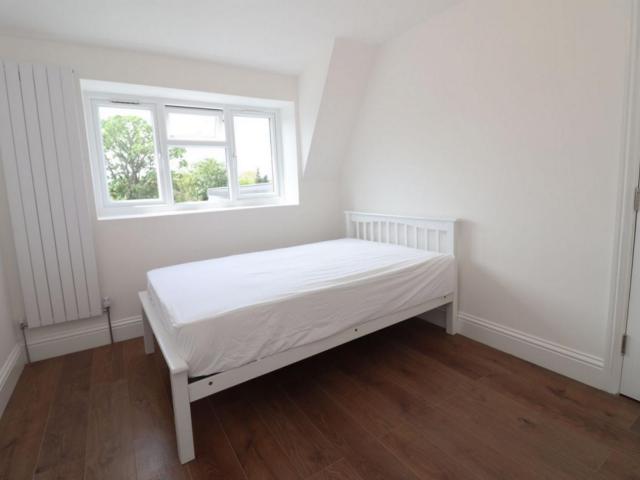 Room for rent in London Borough of Merton, Collier's Wood