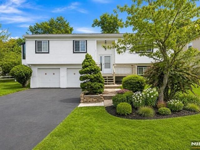 House for sale in Bergenfield, New Jersey