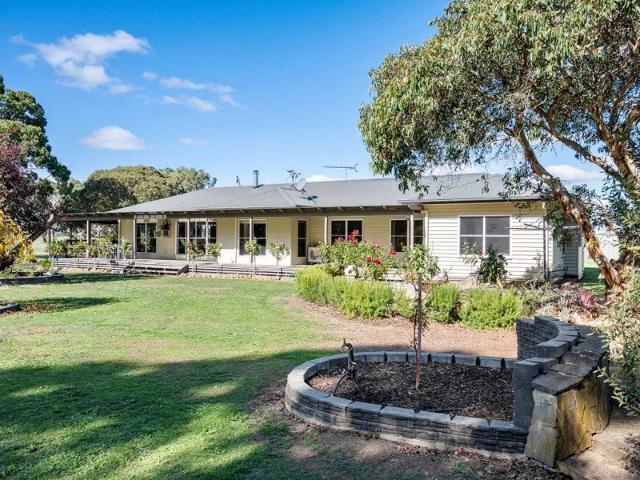 Cottage for sale in Byaduk North, Victoria