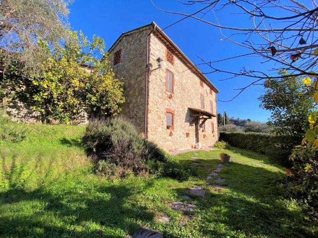Rustico in vendita a Montebello, Camaiore