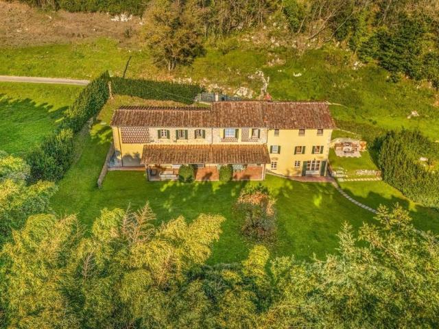 Rustico in vendita a Montebello, Camaiore