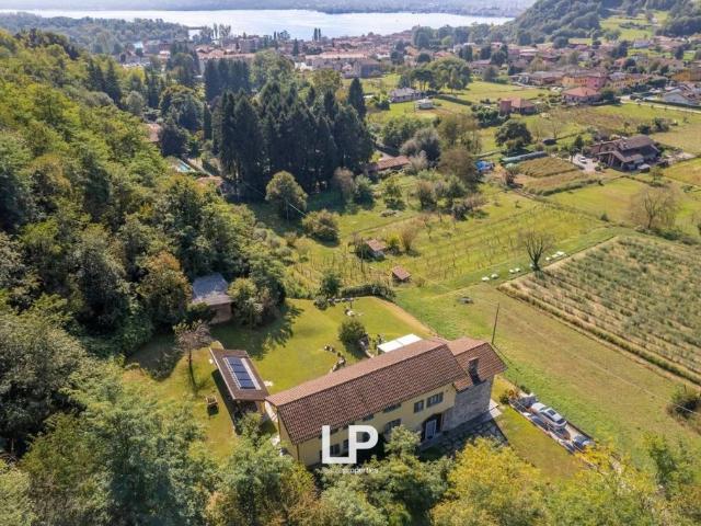 Rustico in vendita a Angera, Varese
