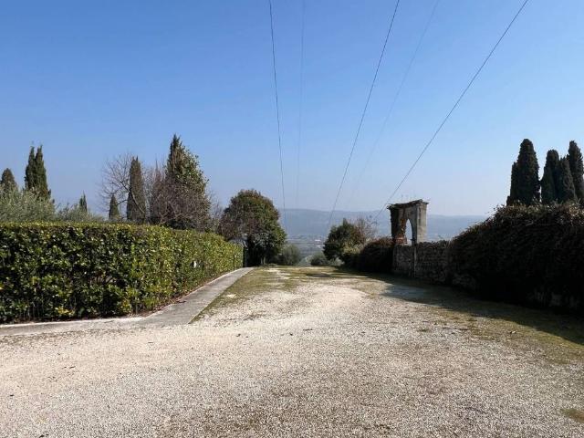Rustico in vendita a Corrubbio di Negarine, San Pietro In Cariano