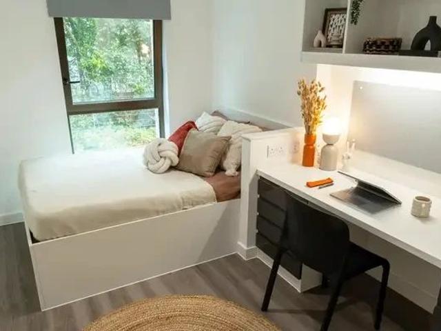 Room for rent in St. Mildred's, The Bridge