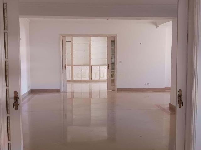 Apartamento alugar em Bairro de São Miguel, Lisboa