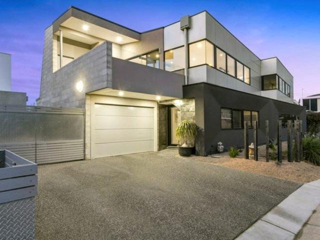 Townhouse for rent in Safety Beach, Melbourne