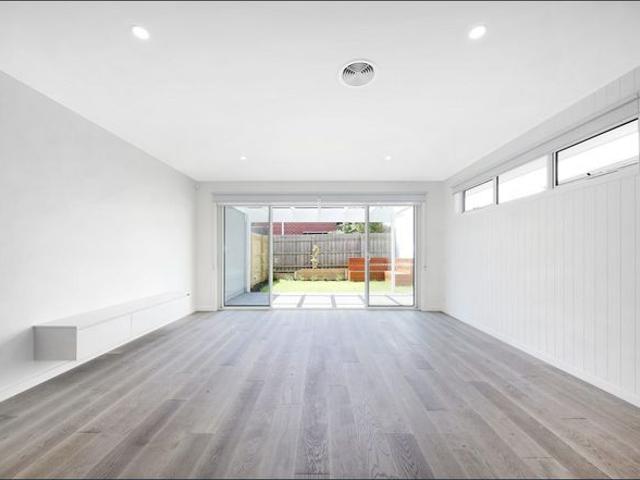 Townhouse for rent in McKinnon, Melbourne