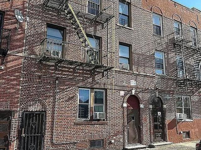 Detached House for sale in The Bronx, Arverne