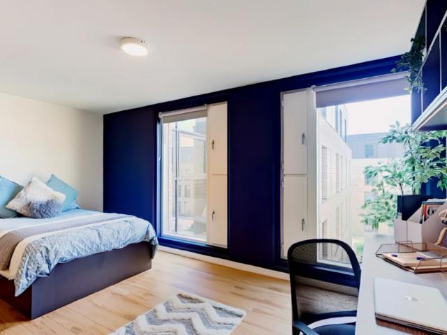 Studio for rent in Row Town, Surrey
