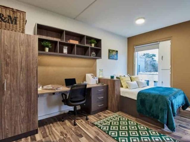 Studio for rent in Row Town, Surrey