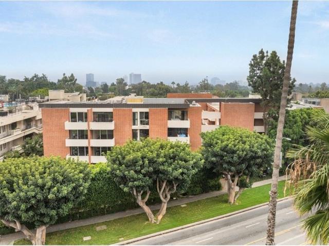 Apartment for sale in Canoga Park, California