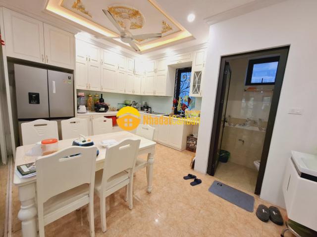 Nhà mặt phố bán
