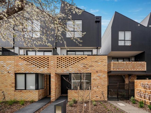 Townhouse for rent in Strathmore, Melbourne