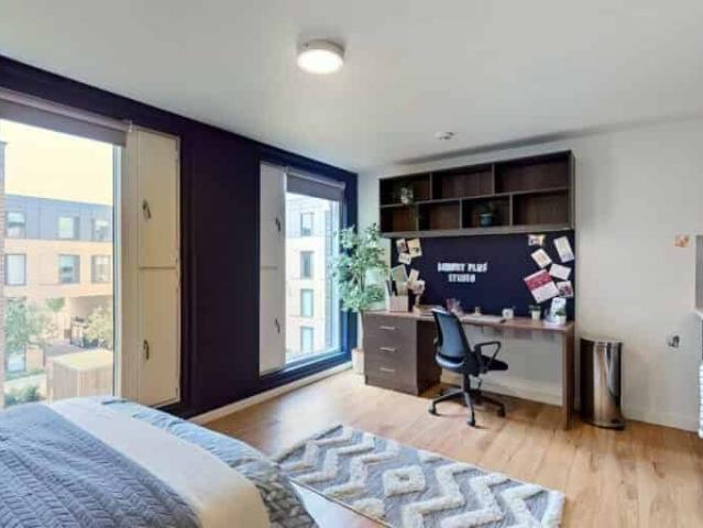Studio for rent in Row Town, Surrey
