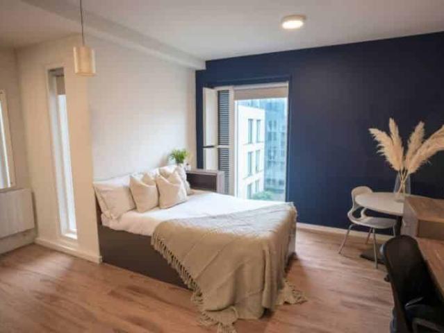 Studio for rent in Row Town, Surrey