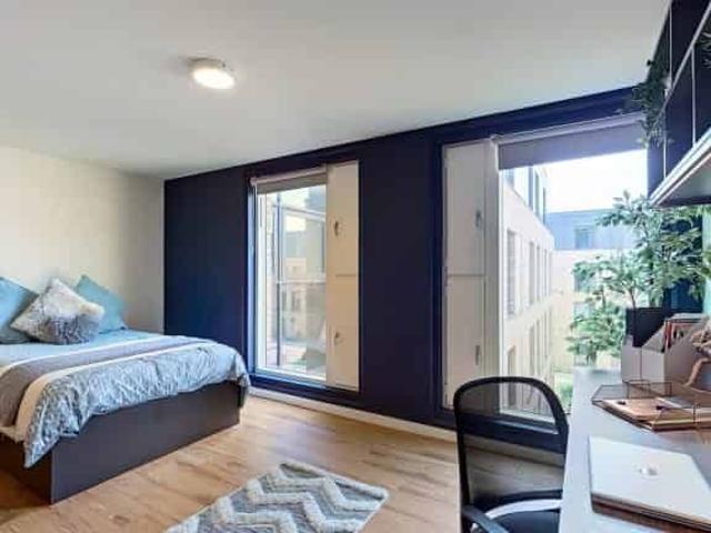 Studio for rent in Row Town, Surrey