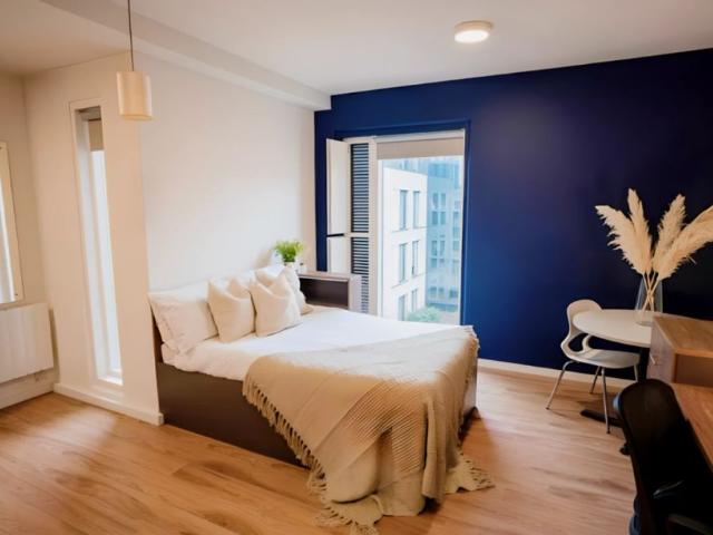 Studio for rent in Row Town, Surrey