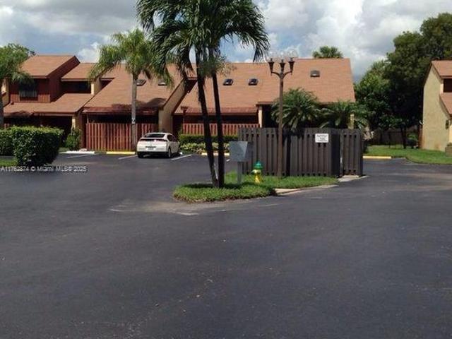 Townhouse for rent in Dania