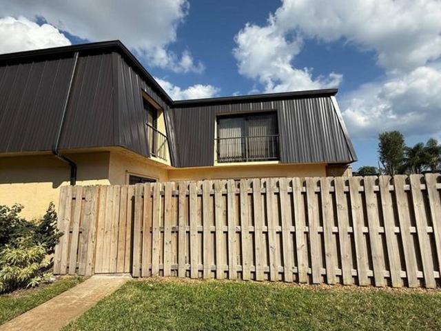 Townhouse for rent in Lake Worth