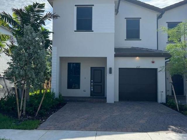 Townhouse for rent in Pembroke Pines, Florida