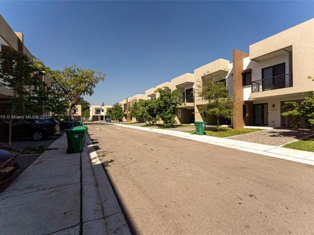 Townhouse for sale in Dania
