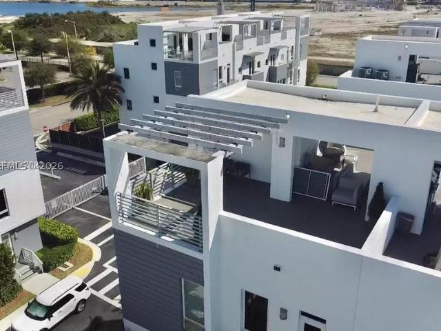 Townhouse for sale in Doral, Florida