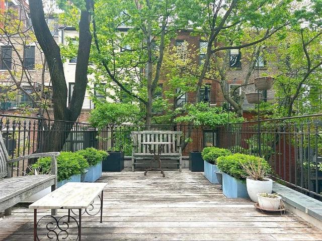 Townhouse for sale in Arverne, New York